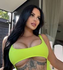 Woman reaches top 0.4 percent on OnlyFans after allowing followers to make  every decision in her life - Originals - LADbible