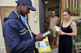 Le livreur va sois disant passer et tu devras aller chercher en point relay vu que t'auras sois disant pas répondu. Votre Colis Est Arrive Sur Son Site De Distribution Colissimo La Poste Totalbug