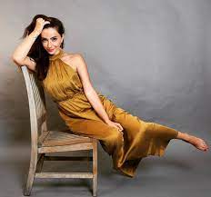 Üniversite eğitimi sırasında aynı zamanda şan dersi de almaya başlayan başarılı şarkıcı 2007 yılında ikiz kardeşi berk gürman'la ilk şarkısı olan 'evlerinin önü. Oyku Gurman S Feet Wikifeet