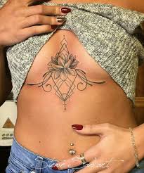 Chiquitos, en la espalda, en los dedos, en las piernas, brazos, antebrazos, tatuajes de rosas. Tatuajes Pequenos Y Grandes En El Pecho Para Mujer