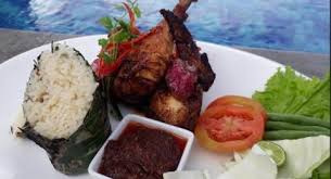 Daging ayam yang disajikan berasal dari ayam kampung muda yang dibakar kemudian dibumbui dengan semacam saus yang. Rahasia Nikmatnya Ayam Taliwang Khas Lombok Ala Hotel Mercure Cikini