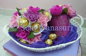 Gubahan coklat dalam raga hairstylegalleries.com via www.hairstylegalleries.com. Gubahan Hantaran Seni Qanasuri