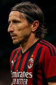 Gimenez reveals Modrić bought every Milan player an iPhone so he wouldn't  have to sing when he joined 😂🎤📱⚽️