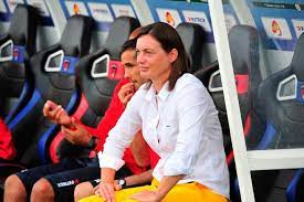 Si corinne diacre devait faire partie d'une histoire particulière, il s'agirait probablement de celle des pionnières du football. Corinne Diacre Quitte Le Clermont Foot Clermont Ferrand 63000