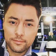 Przez kilka miesięcy prowadził też wieczorny teleserwis, w którym relacjonował najważniejsze wydarzenia z kraju i świata. Maciej Dolega Odchodzi Z Tvn Co Teraz Bedzie Robil Byly Prezenter Pogody Natemat Pl