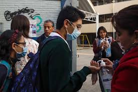 Además de las declaraciones del rector sobre el regreso a clases programado hasta agosto de 2021, la universidad nacional emitió un comunicado en el que asegura que iniciará el regreso a clases de forma gradual hasta que el semáforo epidemiológico pase a verde y hayan transcurrido al menos tres semanas desde la fecha de vacunación del personal educativo y administrativo. Escalonado Regreso A Clases En Ciudad De Mexico