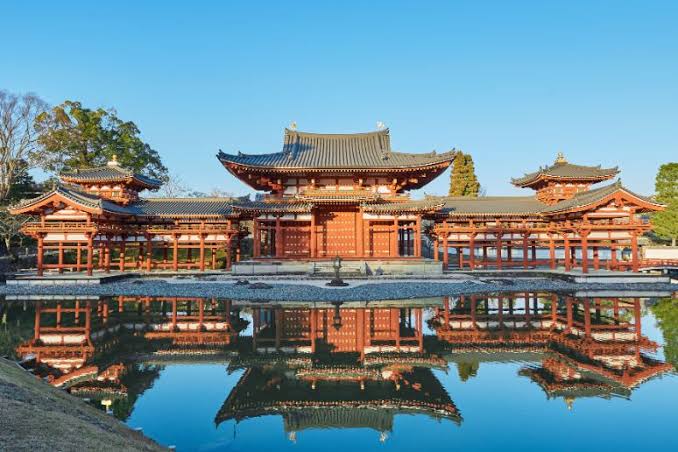 水面に映る美しき平等院鳳凰堂（AI 生成）
