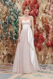 Può trattarsi di un classico modello bianco da principessa, ma anche di un vestito corto e più sbarazzino: Abiti Da Sposa Atelier Eme Per Rito Civile Spazio All Originalita