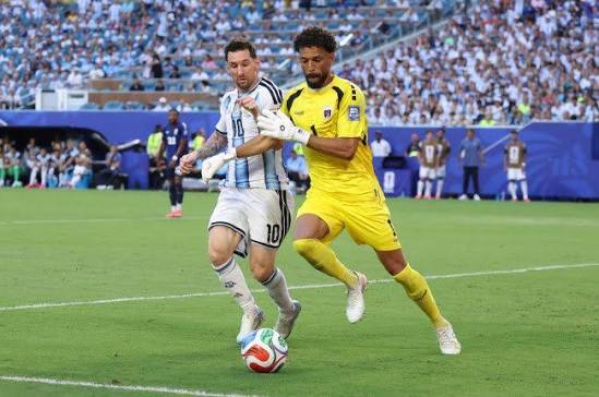 ➡️ Cape Verde Star Set To Join Messi? 🤔 Cabo Verde shot-stopper Vozinha's  impressive performances at the 2026 FIFA World Cup have reportedly caught  the eye of Inter Miami owner David Beckham.