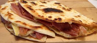 La piadina con tonno è un piatto fresco e veloce da preparare per un pranzo o una cena informali, anche fuori casa: Piadina Golosa Con Crudo Brie E Salsa Cocktail