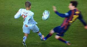 El esguince de tobillo también puede ocurrir sin que exista una fuerza externa o un contacto directo. Foto La Polemica Vea La Dura Entrada De Messi Al Tobillo De Miranda En El Barcelona Atletico Ecodiario Es