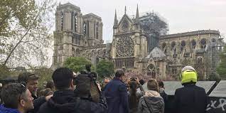 Ces derniers ont passé plusieurs heures à lutter. Dans Le Quartier De Notre Dame De Paris Le Jour D Apres