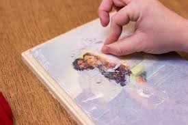 Foto Auf Holz Ubertragen 3 Einfache Methoden Zum Nachmachen Foto Auf Holz Foto Auf Holz Ubertragen Holz Transfer