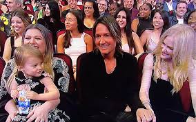 Clarkson joins a family as they celebrate the holiday season by using the product to listen to her christmas album. American Music Awards 2017 Kelly Clarkson Walks Carpet With Daughters People Com