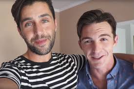 He is an actor, known for drake & josh (2004), superhero movie (2008) and yours, mine & ours (2005). Drake Bell And Josh Peck Have Reconciled And Everything Is Right In The World Teen Vogue