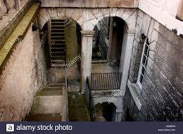 Résultat de recherche d'images pour "basement stairs in london"
