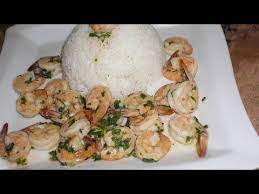 Consiste en camarones dorados y bañados en ajo y limón con salsa al gusto, son acompañados por gran variedad de alimentos como arroz blanco con granos de elote, frijoles, ensalada entre otros y con una bebida. Camarones Al Ajo Con Chile De Arbol Receta Camarones Al Ajillo Camarones Recetas Recetas De Comida