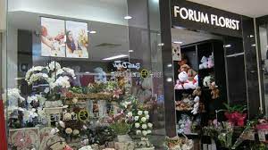 Someone whose job is to arrange and sell flowers. Flower Shop Flower Store Wordreference Forums