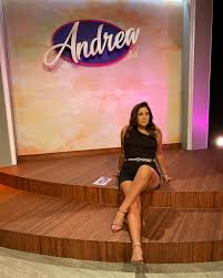 Sobreviviendo a este calor infernal. Al fin un poco de aire… #grabando  #Andrea Styling: @claudiadelpilar.imagen · Andrea Llosa