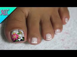 Los diseñadores de uñas aconsejan no usar los mismos colores para las una. Decoracion De Unas Para Pies Flores Y Abejita Flowers Nail Art Bee Nail Art Nlc Yo Arte De Unas De Pies Disenos De Unas Mariposas Disenos De Unas Pies