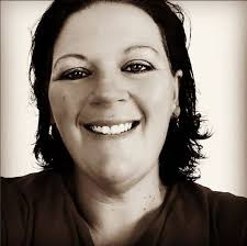 Man vas ná hy vrou glo lewend aan die brand steek