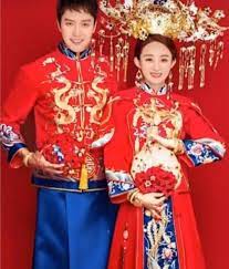 赵丽颖和冯绍峰离婚了，当年这对夫妻 cp 被很多网友看好，认为能长久幸福。 可是让吃瓜群众大跌眼镜的是，4 月 23 号官宣离婚了。 冯绍峰曾经在节目里说过：赵丽颖最吸引他的地方就是洒脱，他有时候就纳闷赵丽颖是真的喜欢他呢？ èµµä¸½é¢–å†¯ç»å³°ä¸­å¼å©šçº±ç…§æ›å…‰ ä¸¤äººèº«ç©¿çº¢è‰²å–œæœ å¤ªæƒŠè‰³äº† æ¯æ—¥å¤´æ¡