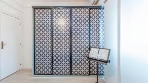 Closet kovu b, de 2 puertas, 1 cajón y entrepaño modernidad y estilo fabricado en mdf, con cuerpo en lp texturizado color a elegir, puertas y frente de cajon en lp (blanco, negro o gris) con base metálica color blanco. Como Decorar Las Puertas Del Armario De Espejo Con Vinilos Decogarden Youtube