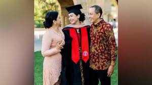 Maybe you would like to learn more about one of these? Maudy Ayunda Lulus S2 Tiga Prinsip Hidup Yang Diajarkan Ibunya Bikin Salut Seleb Tempo Co