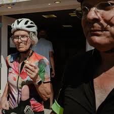 s Weekends nemen we het leven door met een toevallige passant: Ria bezingt  haar tuinhuis