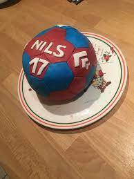 With a capacity of 17,000 people, it is home to the eisbären berlin ice hockey club and the alba berlin basketball team, and is used for other ice hockey, basketball and handball matches as well as concerts. Handball Kuchen Kinder Kuchen Geburtstag Kuchen Kuchen Ideen