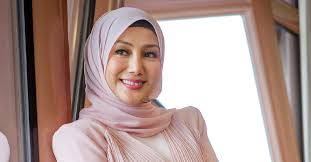 Fazira wan chek (lahir 9 februari 1974) atau lebih dikenali sebagai erra fazira ialah seorang peragawati, pelakon, penyanyi, pengacara, penerbit dan bekas ratu cantik malaysia. Mahu Lelaki Berjambang Dan Seorang Berjiwa Rock Erra Fazira Dedah Ciri Ciri Lelaki Idaman Hati