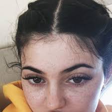 The Simple Summer Makeup Trick That Makes You Look Younger In 2020 Fake Freckles Makeup Freckles Makeup Thin Brows