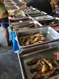 Warung di tepi jalan di bawah rimbunan pohon, menjadikan jom ikan bakar mudah dikesan pengunjung. We Love Their Chili Sauce It S Spicy And Tasty Best Serve With The Grilled Fish Picture Of Jom Ikan Bakar Masakan Ala Kampung Langkawi Tripadvisor
