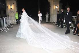 Vestido blanco, doble cola catedral y botas: las fotos del look de Cande  Tinelli en su boda