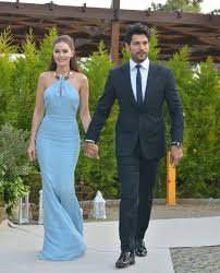 Burak Ozcivit Ve Fahriye Evcen The Dress Moda Stilleri Elbise