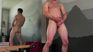 Branlette debout et éclaboussures de sperme sur le sol