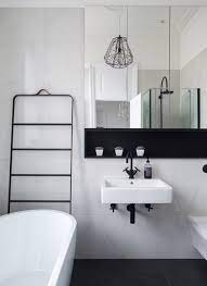 Les murs sont blancs et noirs. How To Decorate With Black And White In The Bathroom