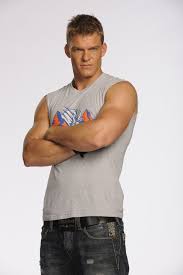 Blue montain state'e gelen üç yeni öğrenci hem kolej futboluna hem üniversite hayatına hem de kızlara alışmaya çalışmaktadır. Blue Mountain State Alan Ritchson Blue Mountain State Thad Castle