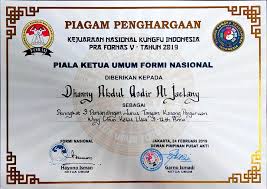 92%(12)92% found this document useful (12 votes). Piagam Penghargaan Untuk Wingchun Harmony Indonesia Facebook