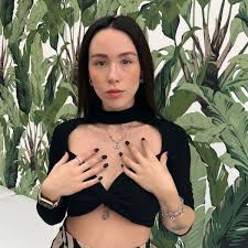 Hunziker-Tochter zeigt sich nackt beim Duschen und reagiert auf böse  Kommentare