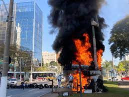 A mesma intervenção artística e ativista também não perdoou o monumento às bandeiras, imponente obra de victor brecheret. Dd4kw4y8jp Wxm