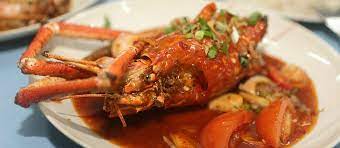 Banyak variasi makanan laut segar yang boleh dipilih seperti udang galah, udang harimau, ketam nipah, king crab dan. Mee Udang Ketam Sempoii Diraja