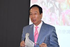 © 由 鏡週刊 提供 總統府發言人張惇涵今發表聲明稱，總統蔡英文（左）樂意與郭台銘（右）見面會談。 （本刊資料照）. Jszkhowyiz9khm