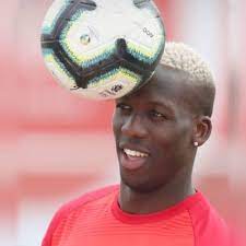 Juega como lateral derecho y su equipo actual es el boca juniors de la primera división de argentina. Luis Advincula Luisadvincula17 Twitter