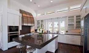 Ruang lutut yang sama, ketika digunakan dengan bangku dengan ketinggian yang tepat, memungkinkan orang yang bertubuh sehat. Dapur Yang Baik Menurut Fengshui Tionghoa Info