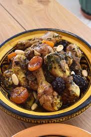 Tajine De Poulet Aux Abricots Pruneaux Et Amandes Toastees En 2020 Tajine Poulet Recette Tajine Tajine
