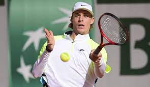 Er beginnt mit seiner typisch ausladenden ausholbewegung für einen aggressiven returnschlag. Jungstar Denis Shapovalov Schiesst Gegen French Open Kompletter Mull