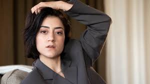 Her father is an actor from sulaymaniyah in iraq and her mother is from afrin in syria. Gizem Erdogan Stoppas Pa Stan Efter Rollen I Kalifat