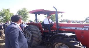 Bu gencin elinde yeteneği var ! Bakan Yardimcisi Metin Kullandigi Traktor Ile Taskopru Sarimsaginin Hasadini Baslatti