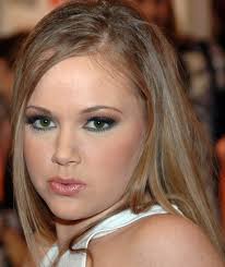 Amber Peach's Instagram, Twitter & Facebook